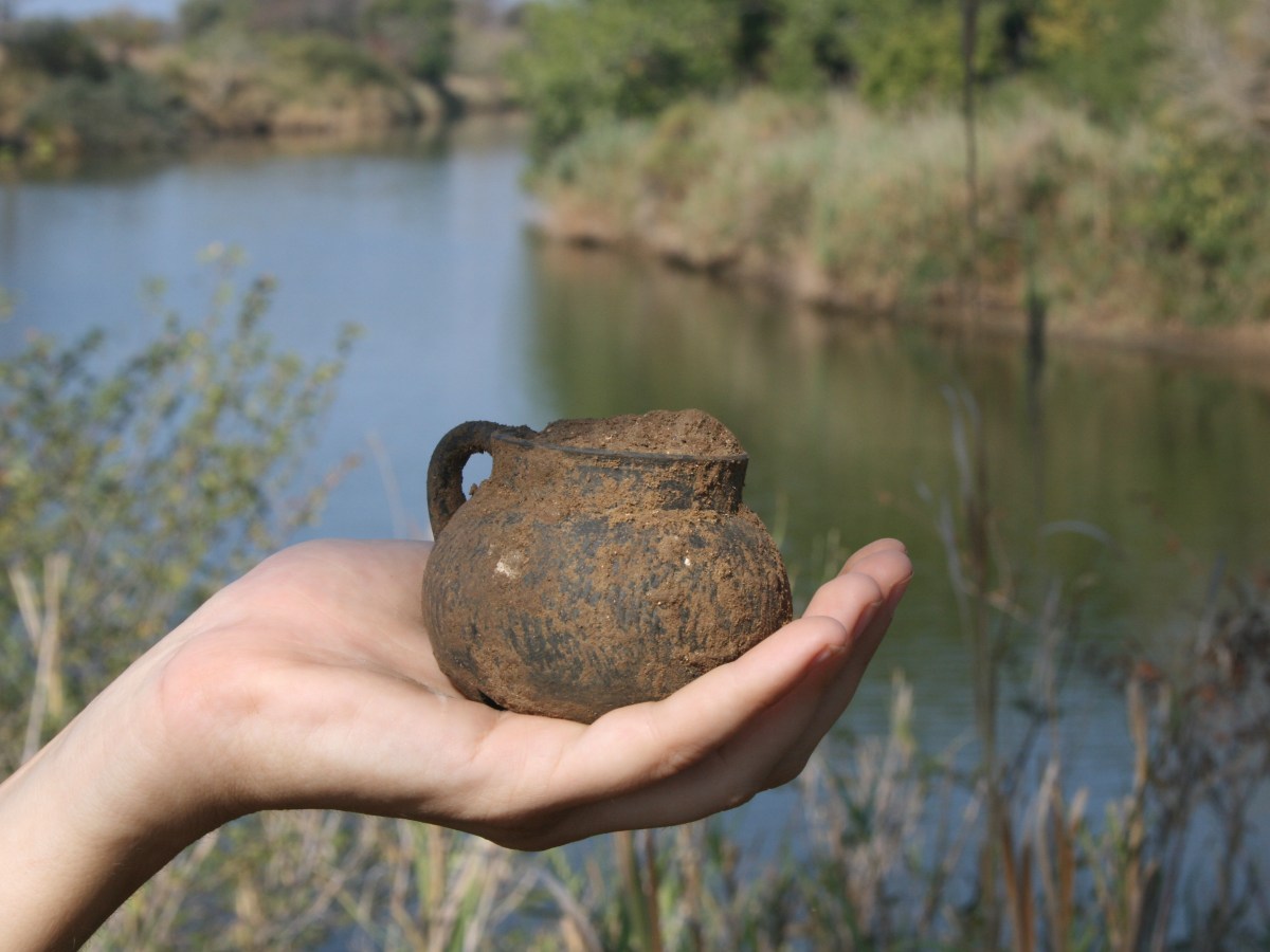 Collective Dining and Cooking in a Manufacturing&nbsp;District